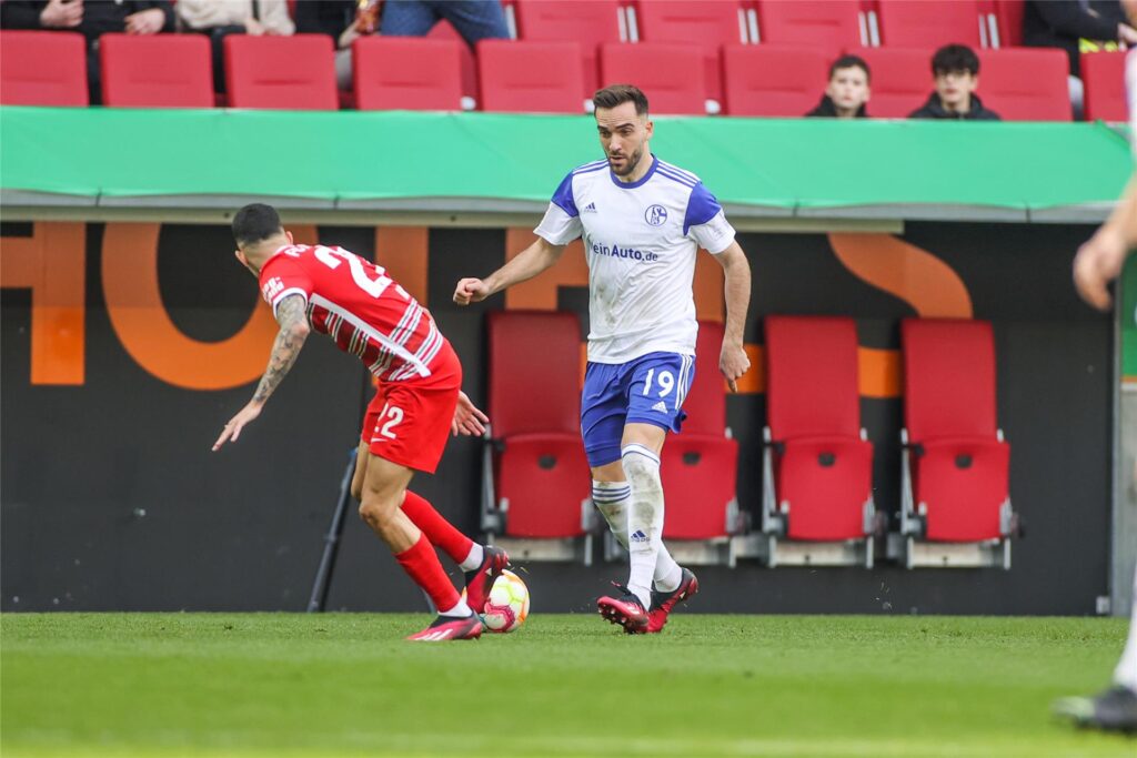 Schalke kann in Augsburg wieder auf Kenan Karaman (r.) zurückgreifen. Schalke kann in Augsburg wieder auf Kenan Karaman (r.) zurückgreifen.
