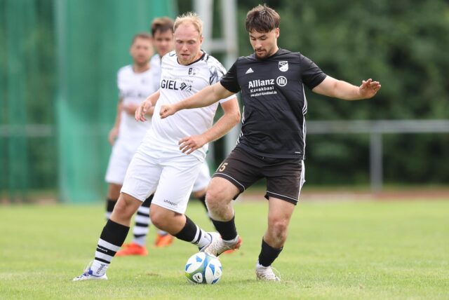 Burak Balci läuft mit dem Ball am Fuß über das Spielfeld.