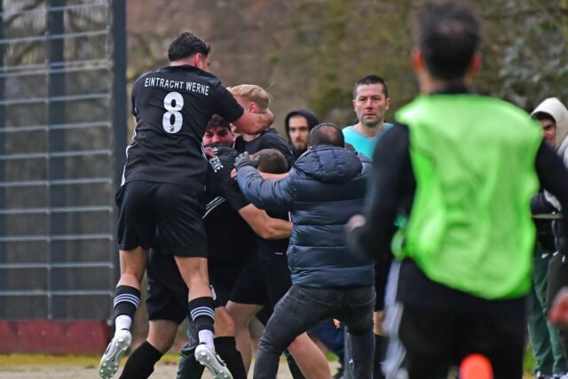 Jubel bei Eintracht Werne. Die Mannschaft gewann am Sonntag beim Tabellenzweiten Hammer SC durch ein spätes Tor mit 3:2.