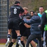 Jubel bei Eintracht Werne. Die Mannschaft gewann am Sonntag beim Tabellenzweiten Hammer SC durch ein spätes Tor mit 3:2.