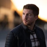 Ex-DSDS-Kandidat und Dschungelkönig Joey Heindle blickt zur Seite.