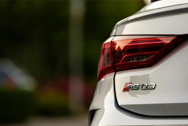 Nahaufnahme der linken Rückleuchte eines Audi RS Q3.