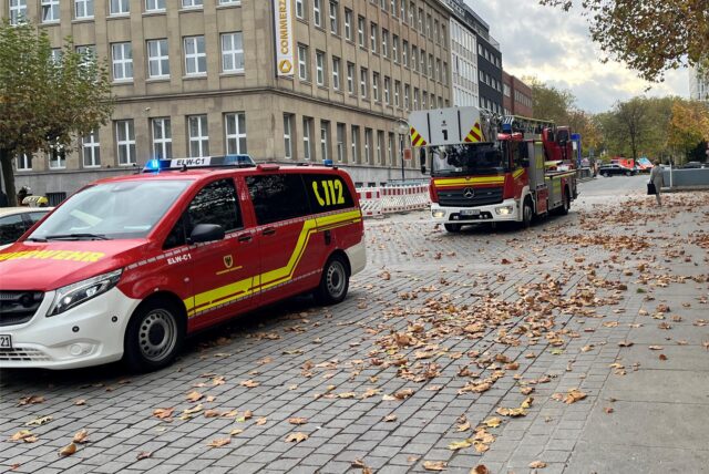 Feuerwagen stehen auf dem Hansaplatz in Dortmund.