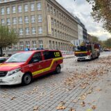 Feuerwagen stehen auf dem Hansaplatz in Dortmund.