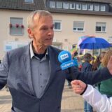 Klaus Koppenberg spricht in Unna während einer politischen Veranstaltung in ein Mikrofon