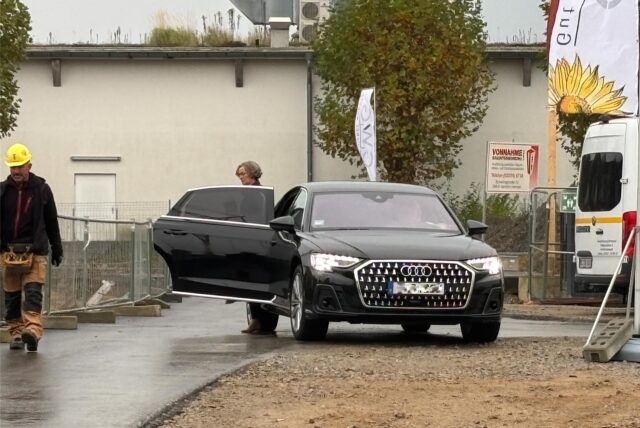 Ministerin Ina Scharrenbach steigt aus ihrer schwarzen Limousine. Sie ist zu Besuch in Schwerte-Holzen im Neubaugebiet am Rosenweg.