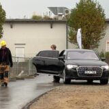 Ministerin Ina Scharrenbach steigt aus ihrer schwarzen Limousine. Sie ist zu Besuch in Schwerte-Holzen im Neubaugebiet am Rosenweg.