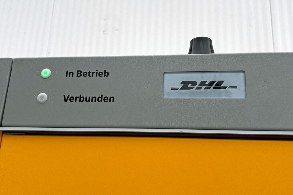 Zwei kleine Lampen zeigen an, ob die DHL-Packstation in Betrieb und der Nutzer mit ihr verbunden ist.
