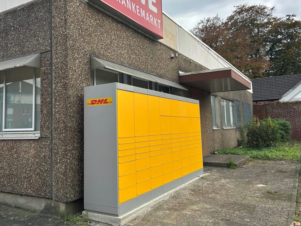 Die neue Packstation steht am Gebäude, in dem der Getränkemarkt untergebracht ist.