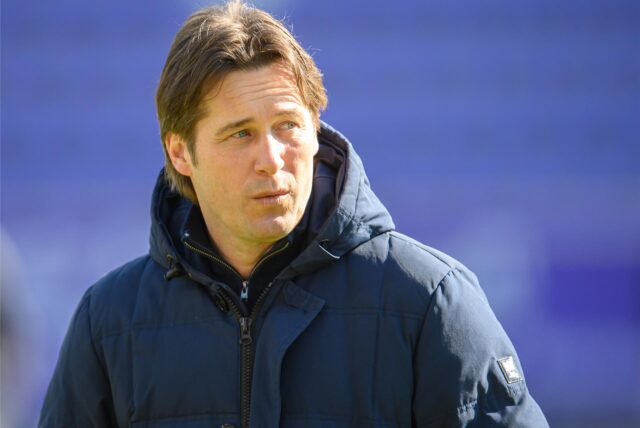 Fußball: 2. Bundesliga, FC Erzgebirge Aue – Hannover 96, 24. Spieltag, im Erzgebirgsstadion. Gerhard Zuber, Ex-Sportdirektor von Hannover, steht im Stadion. Zuber hat einen Sieg vor Gericht gegen seinen ehemaligen Club errungen. (zu dpa: «Gericht: Hannover 96 muss Ex-Sportchef Zuber weiter beschäftigen») +++ dpa-Bildfunk +++