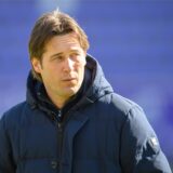 Fußball: 2. Bundesliga, FC Erzgebirge Aue – Hannover 96, 24. Spieltag, im Erzgebirgsstadion. Gerhard Zuber, Ex-Sportdirektor von Hannover, steht im Stadion. Zuber hat einen Sieg vor Gericht gegen seinen ehemaligen Club errungen. (zu dpa: «Gericht: Hannover 96 muss Ex-Sportchef Zuber weiter beschäftigen») +++ dpa-Bildfunk +++