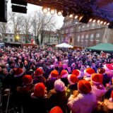 Kinder singen beim Holzwickeder Weihnachtsmarkt auf einer Bühne.