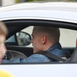 Julian Ryerson sitzt am Steuer seines Autos.