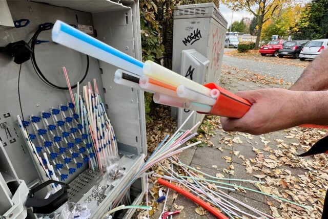 Von außen betrachtet sind Glasfaserkabel etwa armdicke „Prügel“, in denen aber kleinere Einzelröhren mit den eigentlichen Fasersträngen stecken. Sie bilden das Rückgrat für Datenverbindungen, die auch die weiterhin wachsenden Datenmengen mühelos tragen können.