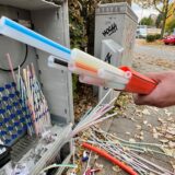 Von außen betrachtet sind Glasfaserkabel etwa armdicke „Prügel“, in denen aber kleinere Einzelröhren mit den eigentlichen Fasersträngen stecken. Sie bilden das Rückgrat für Datenverbindungen, die auch die weiterhin wachsenden Datenmengen mühelos tragen können.