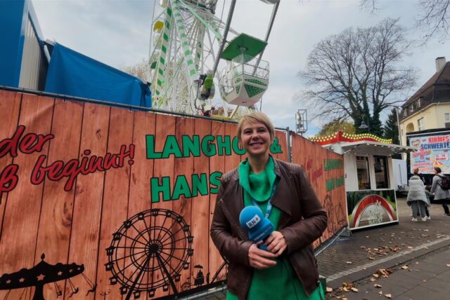 Ruhr-Nachrichten-Reporterin Susanne Hoffmann steht vor dem Riesenrad bei der Herbstkirmes in Schwerte.