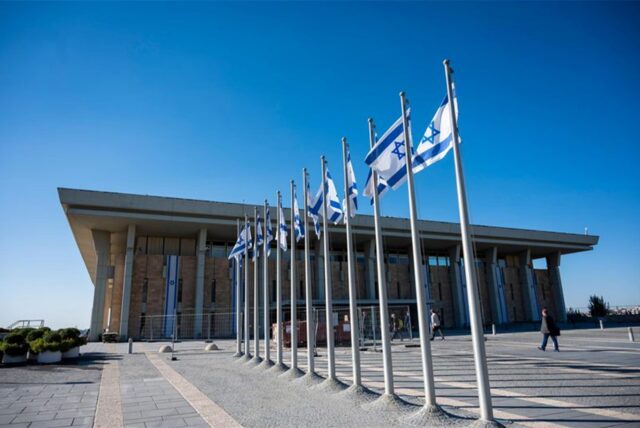 Israelische Fahnen wehen vor der Knesset, dem Einkammerparlament des Staates Israel.