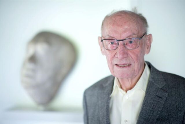 Edzard Reuter, ehemaliger Vorstandsvorsitzender der Daimler-Benz AG, steht vor einer Büste seines Vaters.