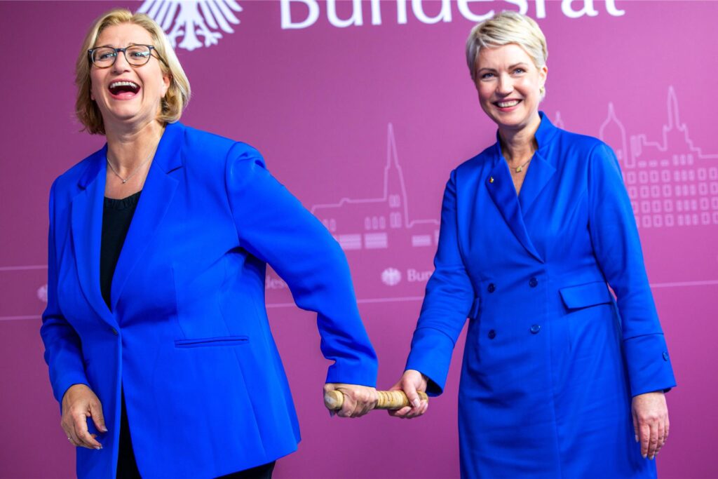 Manuela Schwesig, Ministerpräsidentin von Mecklenburg-Vorpommern und derzeitige Bundesratspräsidentin, übergibt mit einem Staffelstab symbolisch das Amt der Bundesratspräsidentschaft an Anke Rehlinger, Ministerpräsidentin des Saarlands.