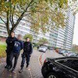 Bei einer Meldekontrolle durch verschiedene Behörden am Problem-Hochhaus «Weißer Riese» im Stadtteil Homberg wird ein Mann in Handschellen von der Polizei abgeführt.