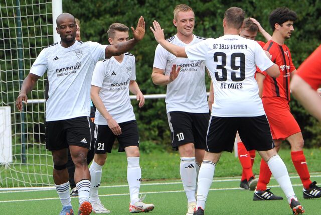 Spieler vom SC Hennen klatschen sich nach einem Treffer ab.