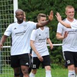 Spieler vom SC Hennen klatschen sich nach einem Treffer ab.