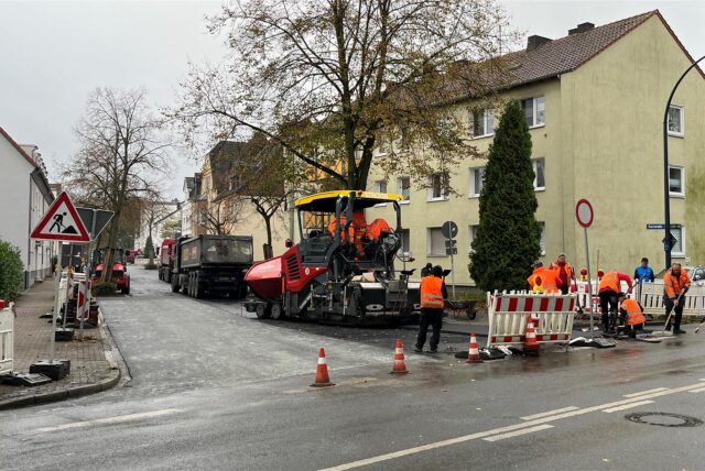 An der Einmündung der Karlstraße zur Bahnhofstraße wurde am Dienstag noch gearbeitet.