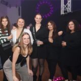 Eine Gruppe Frauen lächelt in die Kamera.