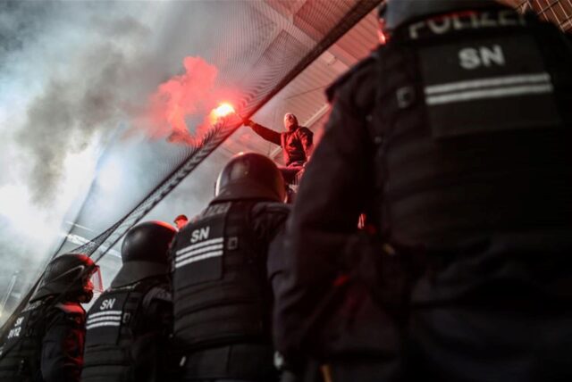 Der Missbrauch von Pyrotechnik habe in den ersten drei Spielklassen weiter zugenommen, heißt es im Jahresbericht der ZIS. (Archivbild)