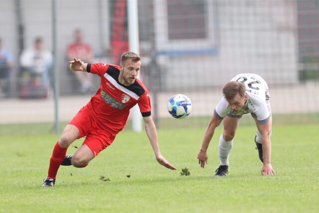 Zweikampf um den Ball.