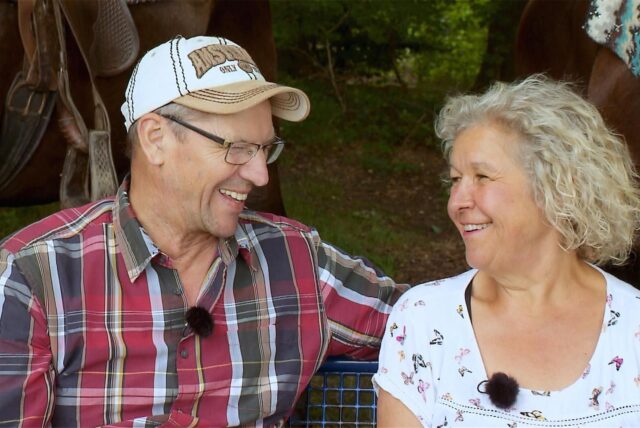 Jenny und Sweer sitzen auf einer Bank