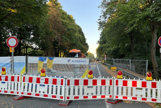 Sperrschilder vor einer Autobahnbrücke.