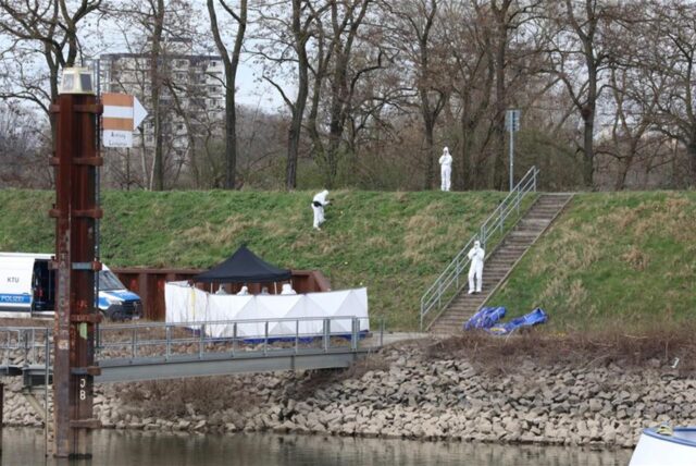 Polizisten untersuchen am Fundort einer Leiche die Umgebung. Vier junge Männer sollen im März einen 15-Jährigen mit Waffengewalt vor einer Kneipe in Köln entführt und wenig später getötet haben.