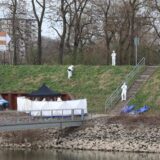 Polizisten untersuchen am Fundort einer Leiche die Umgebung. Vier junge Männer sollen im März einen 15-Jährigen mit Waffengewalt vor einer Kneipe in Köln entführt und wenig später getötet haben.