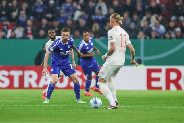 29.10.2024, DFB Pokal, 2. Runde, FC Augsburg – FC Schalke 04, v. l. Tobias Mohr (FC Schalke 04), Marius Wolf (FC Augsburg)