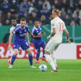 29.10.2024, DFB Pokal, 2. Runde, FC Augsburg – FC Schalke 04, v. l. Tobias Mohr (FC Schalke 04), Marius Wolf (FC Augsburg)
