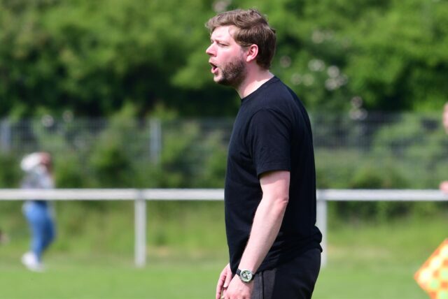 Kevin Schulzki vom SVE Heessen coacht am Seitenrand.
