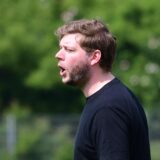 Kevin Schulzki vom SVE Heessen coacht am Seitenrand.