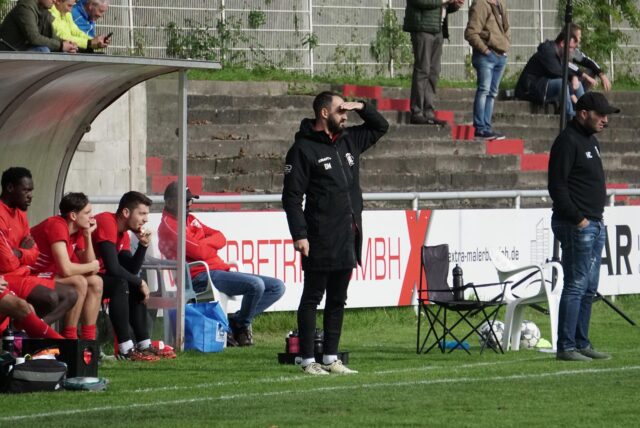 Hayrettin Celik schaut auf das Feld.
