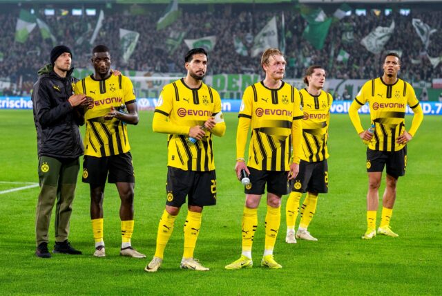 Die BVB-Spieler Waldemar Anton, Serhou Guirassy, Emre Can, Julian Brandt, Marcel Sabitzer und Felix Nmecha stehen auf dem Rasen.