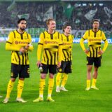 Die BVB-Spieler Waldemar Anton, Serhou Guirassy, Emre Can, Julian Brandt, Marcel Sabitzer und Felix Nmecha stehen auf dem Rasen.