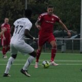 Oliver Hilkenbach (m). dribbelt im Mittelfeld.