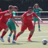 Spieler im Zweikampf.