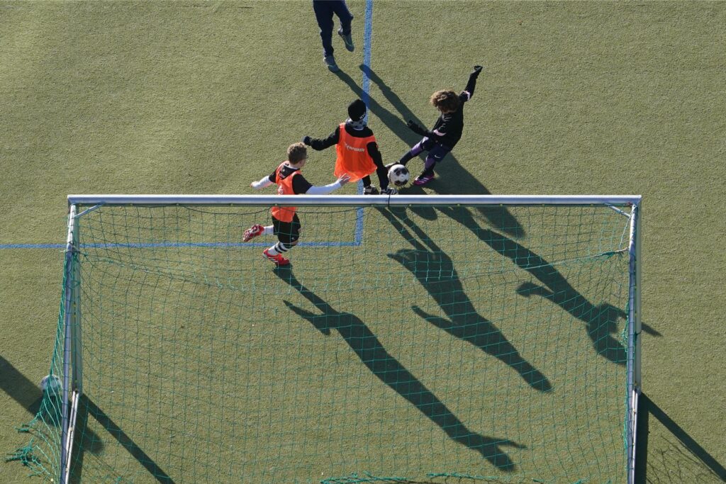 Kinder spielen Fußball. Kinder spielen Fußball.