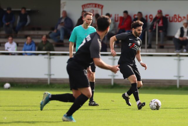 Lokman Erdogan passt einen Fußball.
