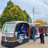 Der Solarexpress fährt am Florianturm im Westfalenpark in Dortmund vorbei.