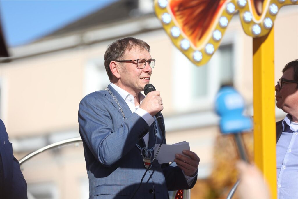 Wernes Bürgermeister Lothar Christ bei der Eröffnung der Sim-Jü am 26. Oktober 2024.