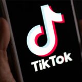 Auf einem Smartphone wird das Logo der Plattform TikTok angezeigt.