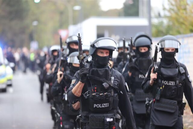 Spezialeinheiten der Polizei durchkämmen die einzelnen Gebäude des Komplexes.
