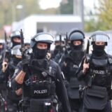 Spezialeinheiten der Polizei durchkämmen die einzelnen Gebäude des Komplexes.
